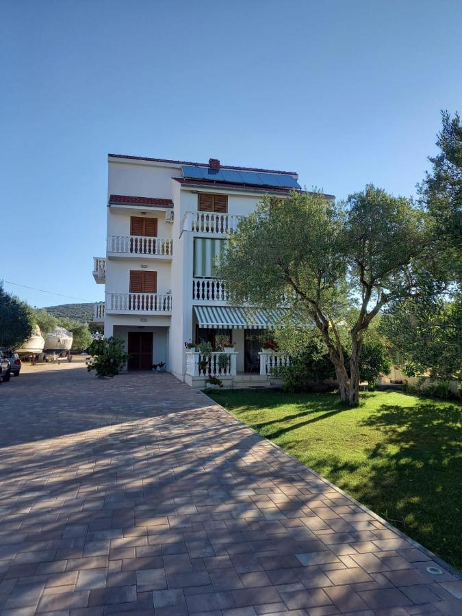 Apartments Emanuela Sukosan Exterior photo